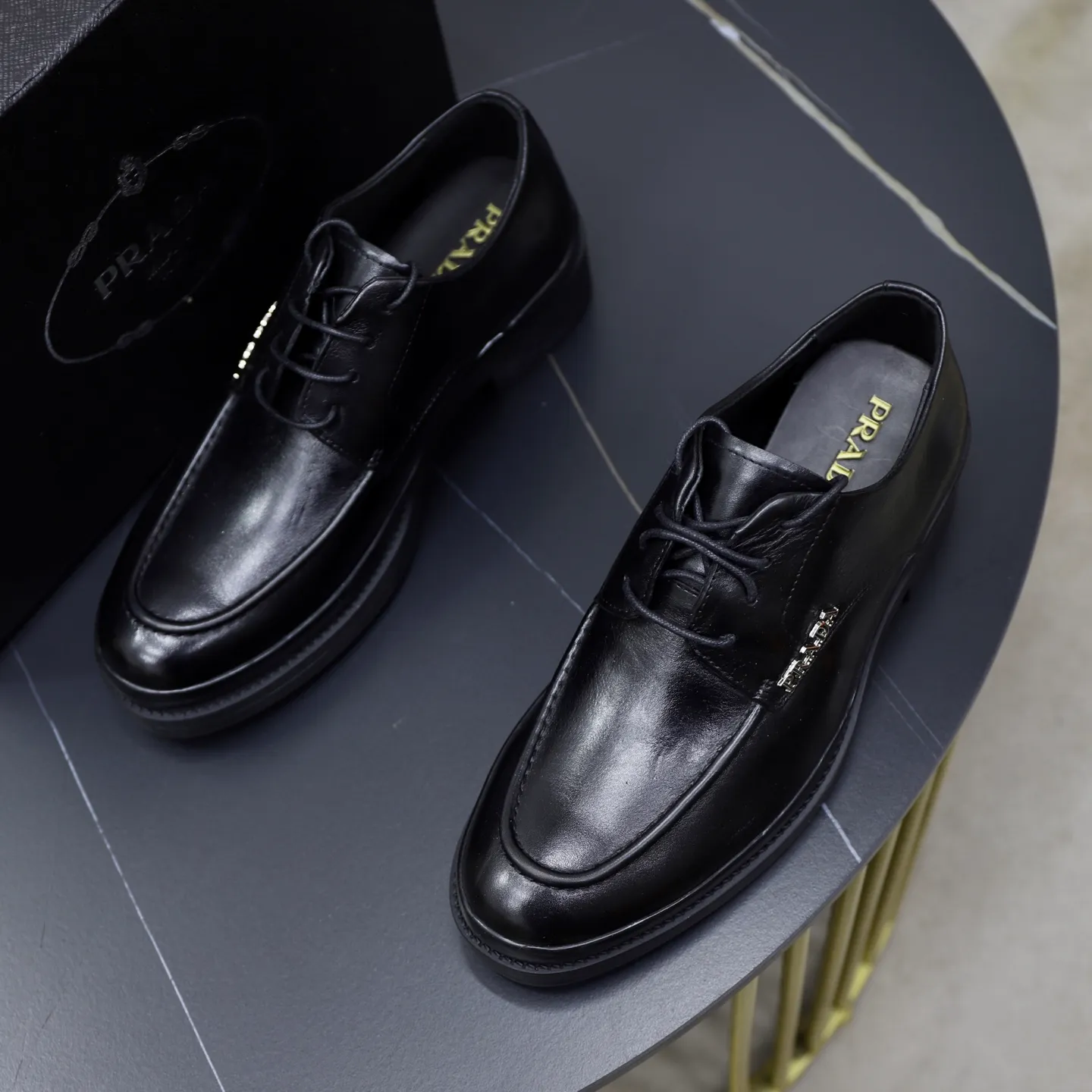 Ex-factory price: 500💰🙅‍♂️🙅‍♂️🙅‍♂️ Brand: PRADA Standard code: Men's code 38-44 (45 can be customized) Grade: Same style as the official website Original order quality Material: Original cowhide surface Comfortable lining Original outsole Style category: Men's fashionable casual leather shoes Distinguished big-name luxury elements Top luxury Color: Color of the actual picture